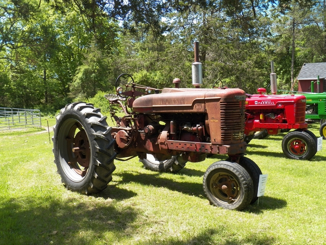 1946 Interntional Farmall M Tractor owned by Ron Turmel.jpg